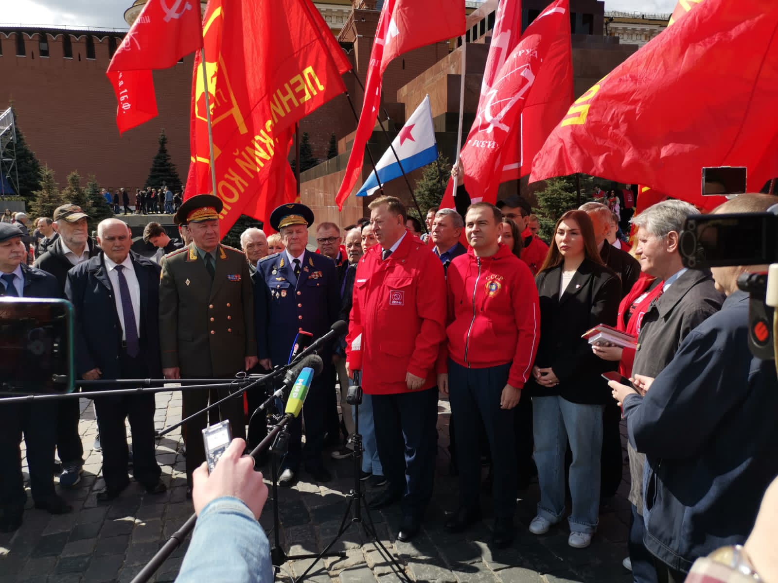 Цветы к Мавзолею Вождя мирового пролетариата