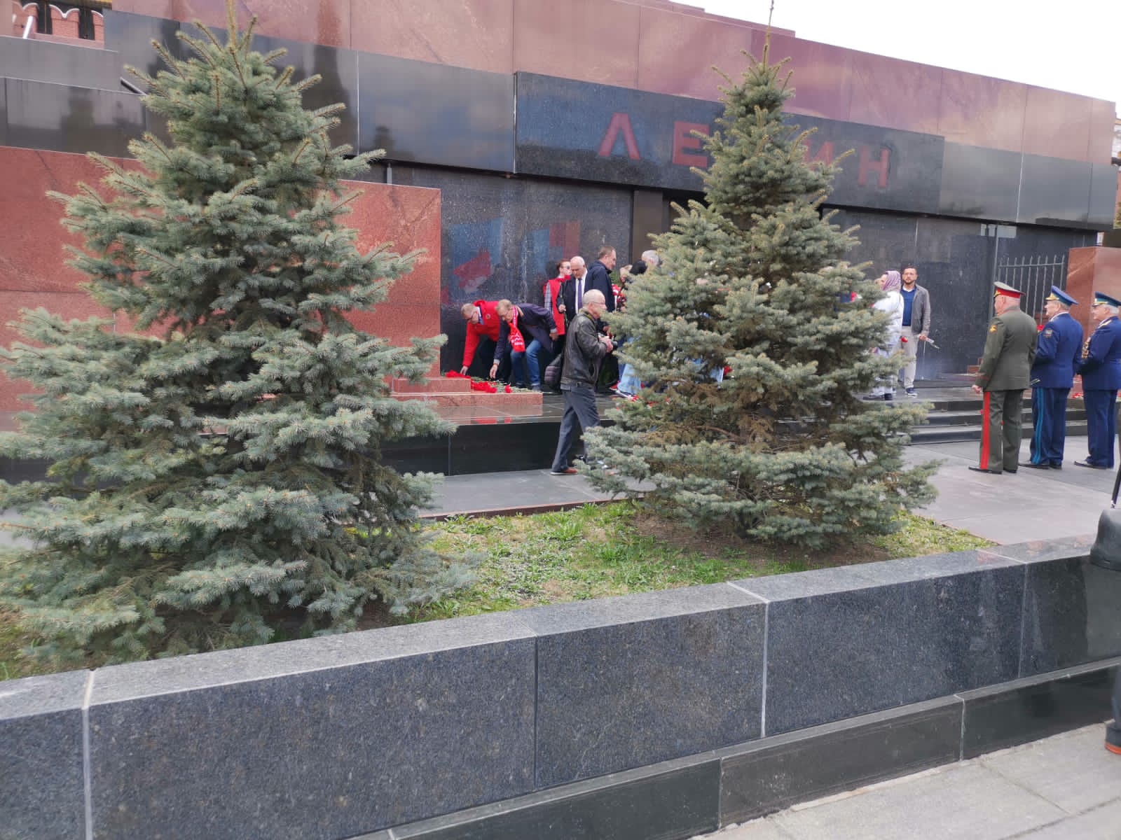 Цветы к Мавзолею Вождя мирового пролетариата