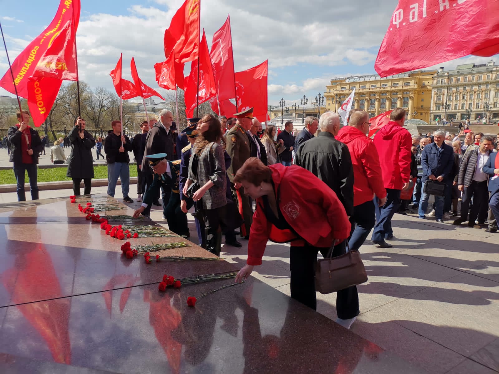 Цветы к Мавзолею Вождя мирового пролетариата