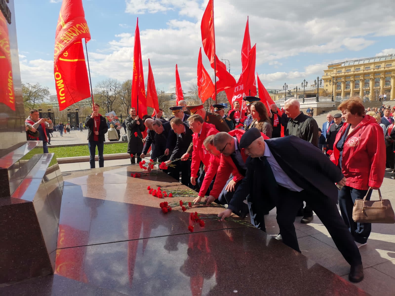 Цветы к Мавзолею Вождя мирового пролетариата