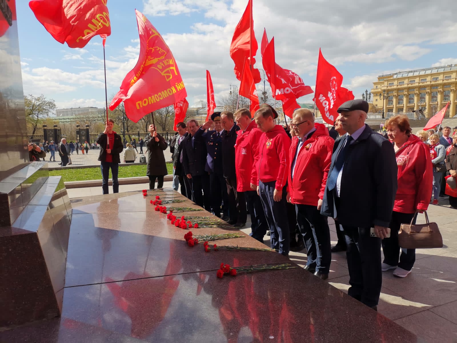 Цветы к Мавзолею Вождя мирового пролетариата