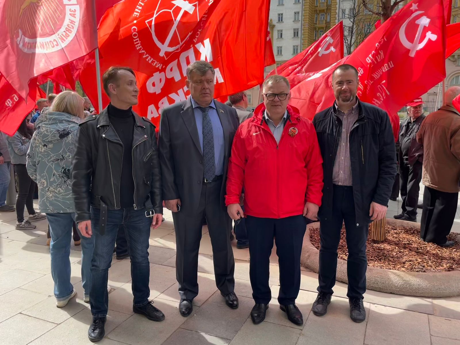 В Москве у посольства США прошла встреча с депутатами-коммунистами