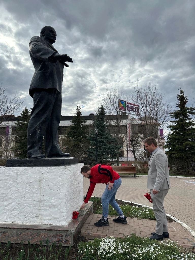 Члены Дмитровского ГК КПРФ возложили цветы к памятнику В.И. Ленина на центральной площади города