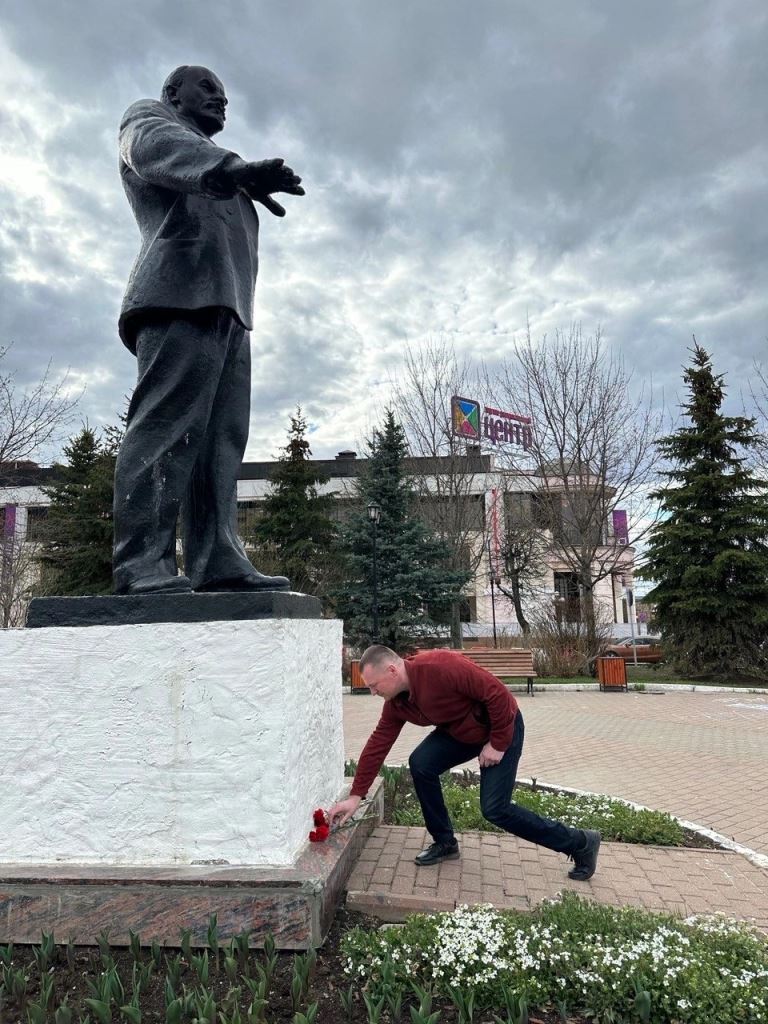 Члены Дмитровского ГК КПРФ возложили цветы к памятнику В.И. Ленина на центральной площади города
