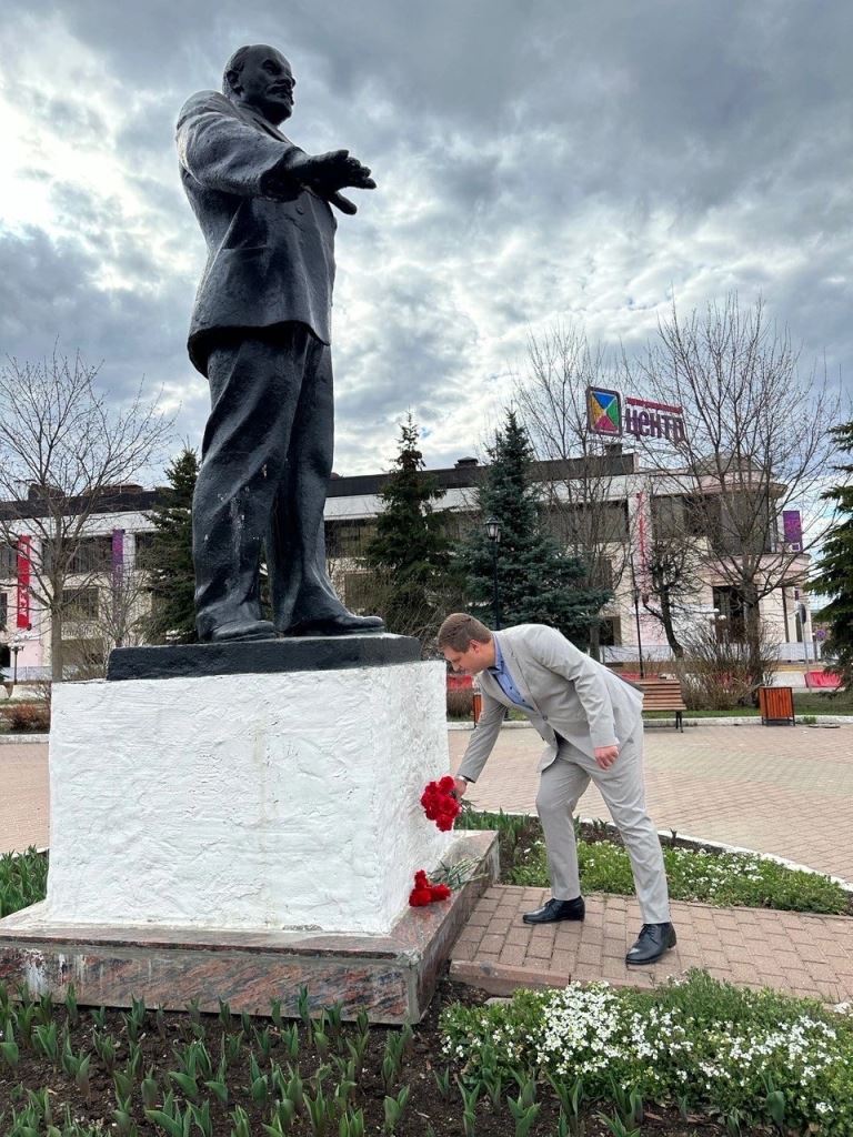 Члены Дмитровского ГК КПРФ возложили цветы к памятнику В.И. Ленина на центральной площади города
