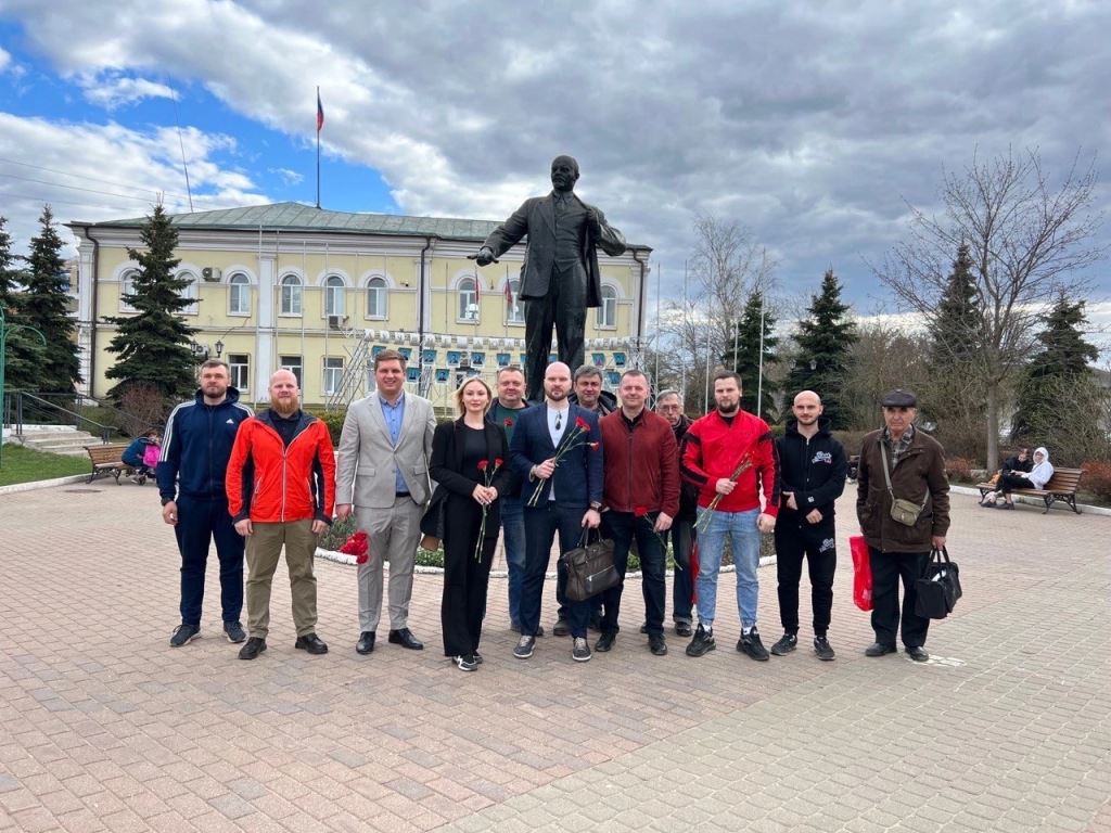 Члены Дмитровского ГК КПРФ возложили цветы к памятнику В.И. Ленина на центральной площади города