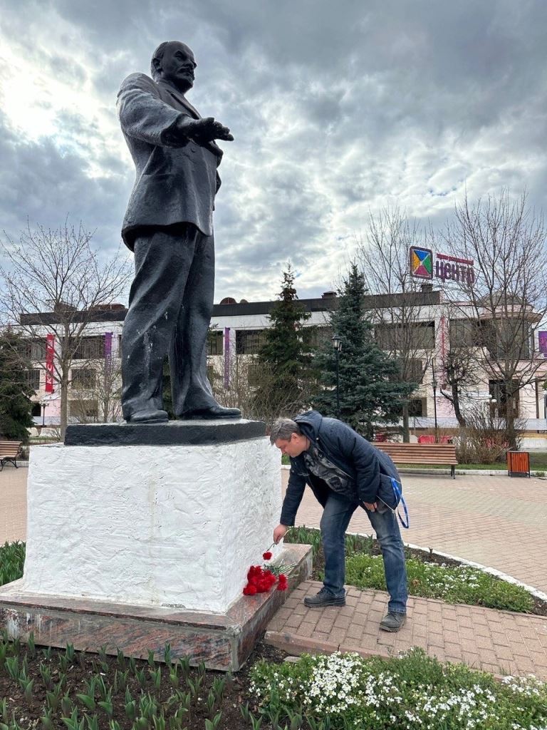 Члены Дмитровского ГК КПРФ возложили цветы к памятнику В.И. Ленина на центральной площади города