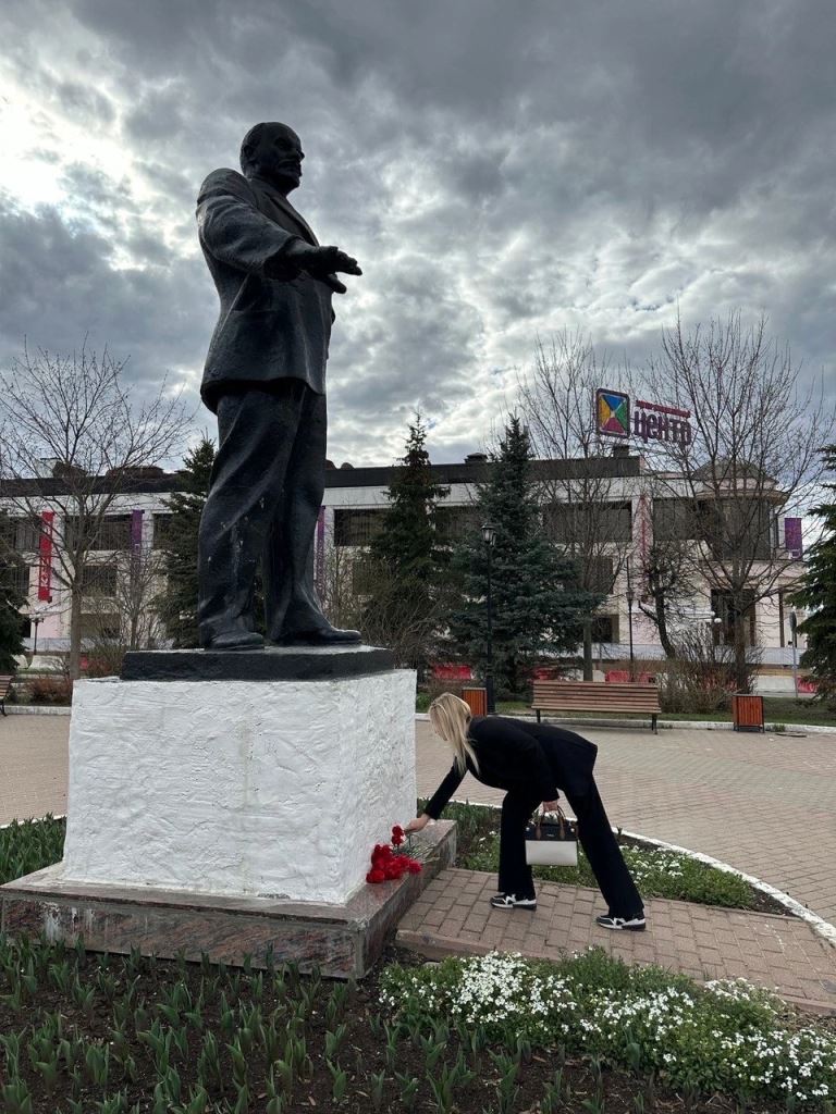 Члены Дмитровского ГК КПРФ возложили цветы к памятнику В.И. Ленина на центральной площади города