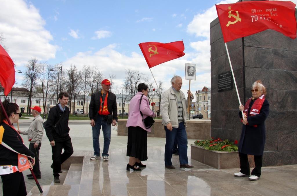 «…вашим, товарищ, сердцем и именем думаем, дышим, боремся и живем!..»