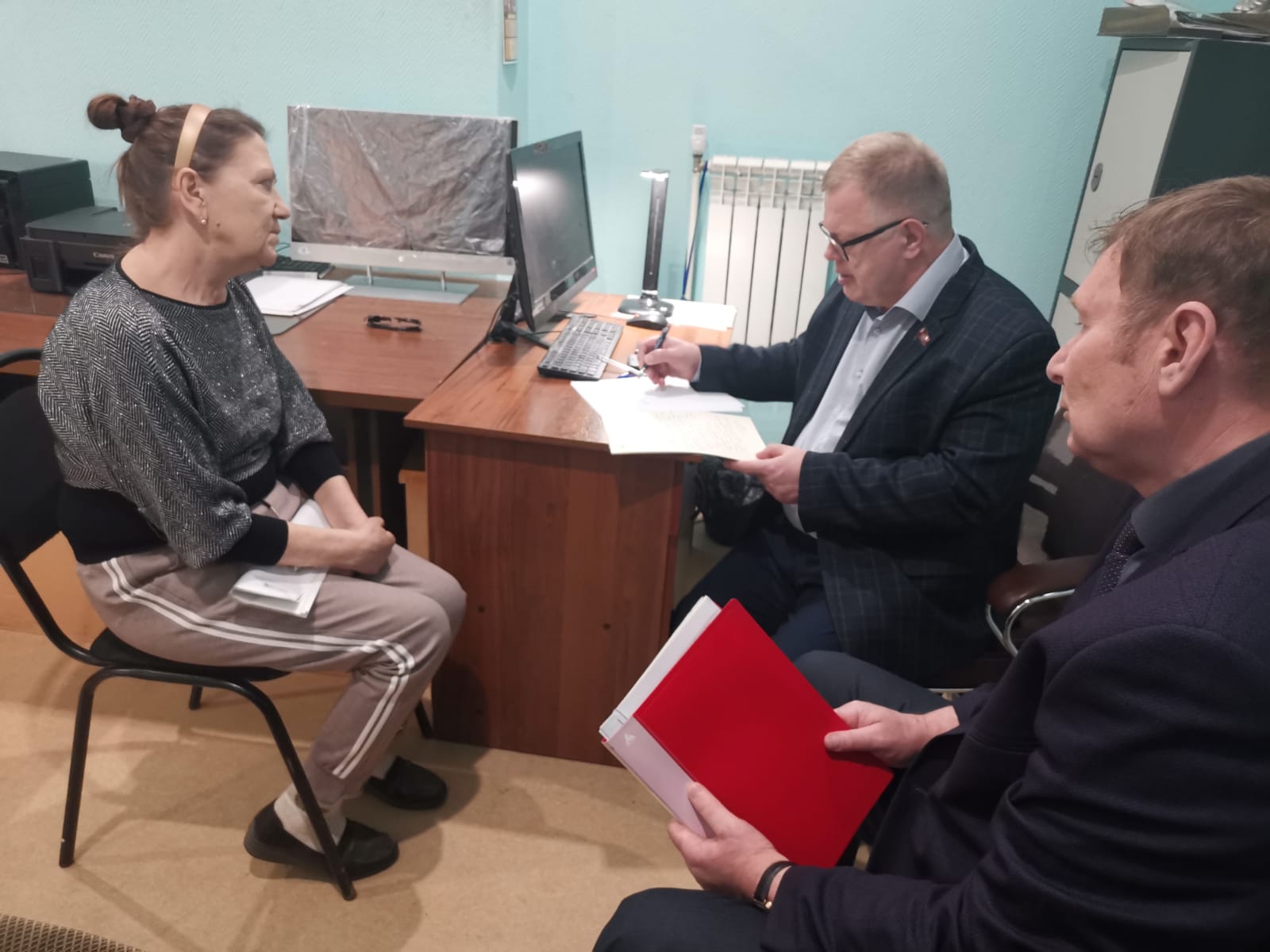 Руководитель фракции КПРФ в Московской областной Думе Александр Наумов провел приём граждан Озёрах