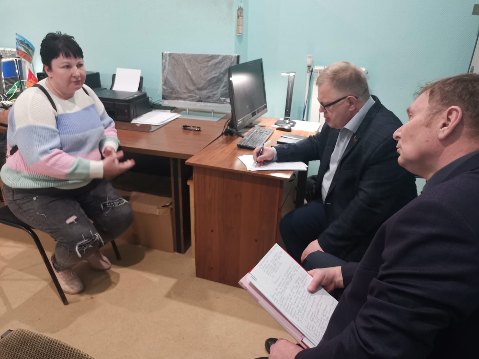 Руководитель фракции КПРФ в Московской областной Думе Александр Наумов провел приём граждан Озёрах