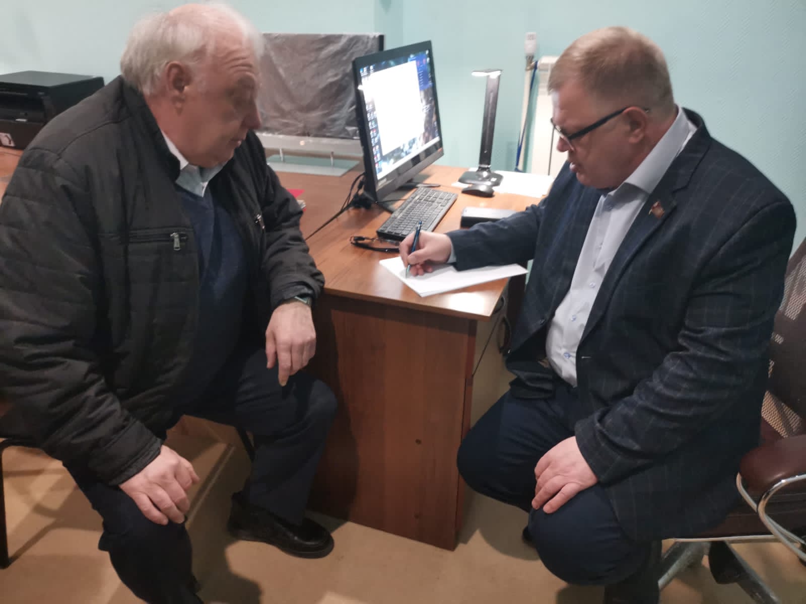 Руководитель фракции КПРФ в Московской областной Думе Александр Наумов провел приём граждан Озёрах