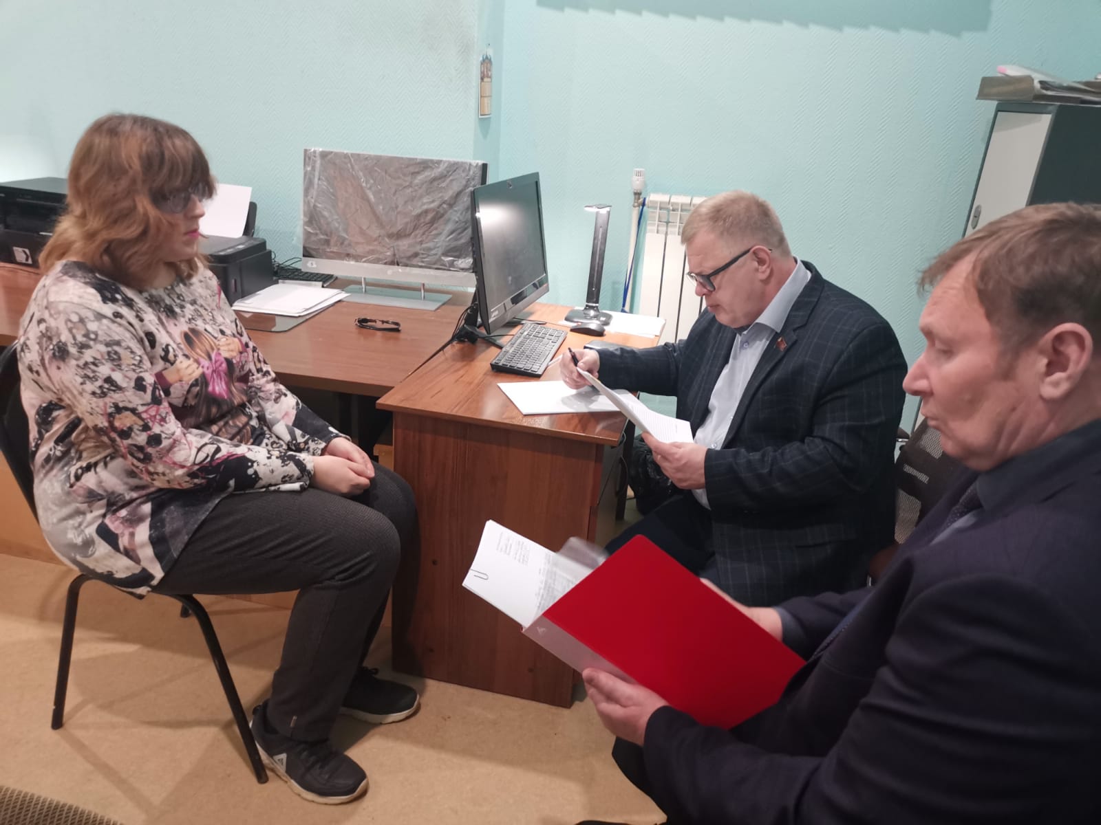 Руководитель фракции КПРФ в Московской областной Думе Александр Наумов провел приём граждан Озёрах