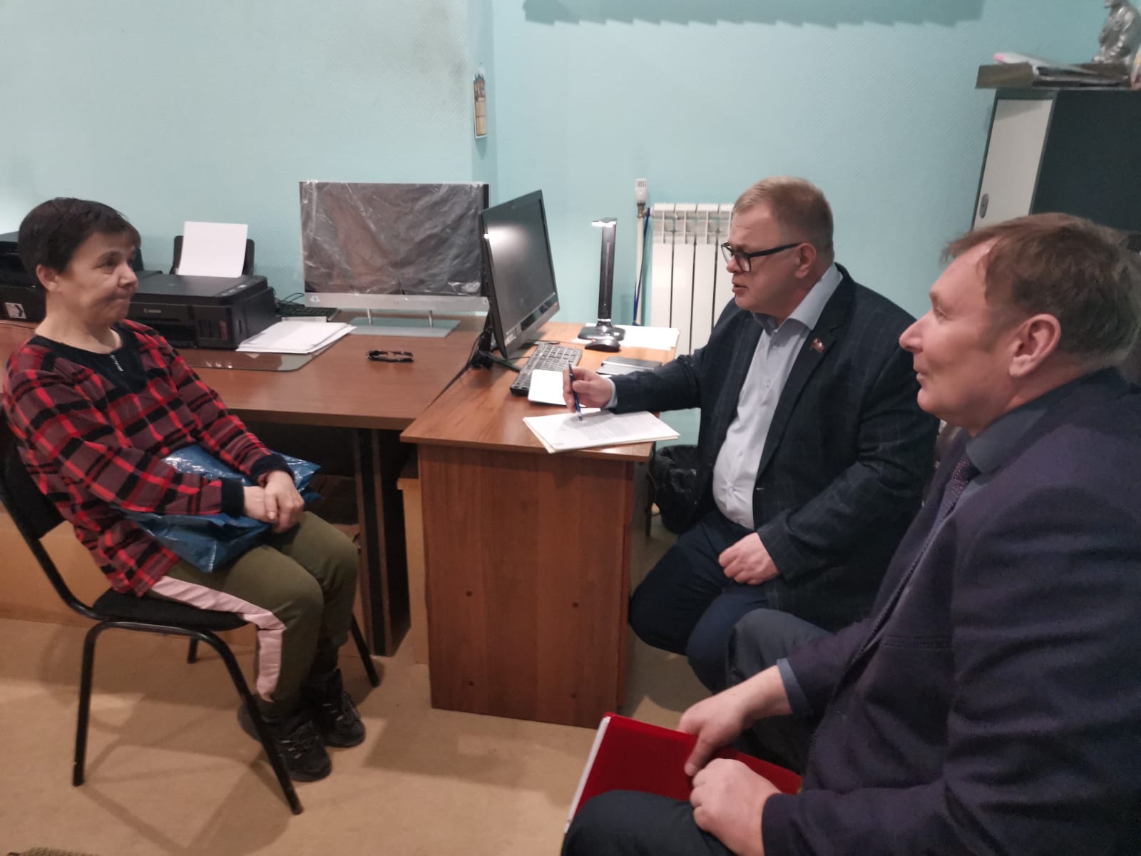 Руководитель фракции КПРФ в Московской областной Думе Александр Наумов провел приём граждан Озёрах