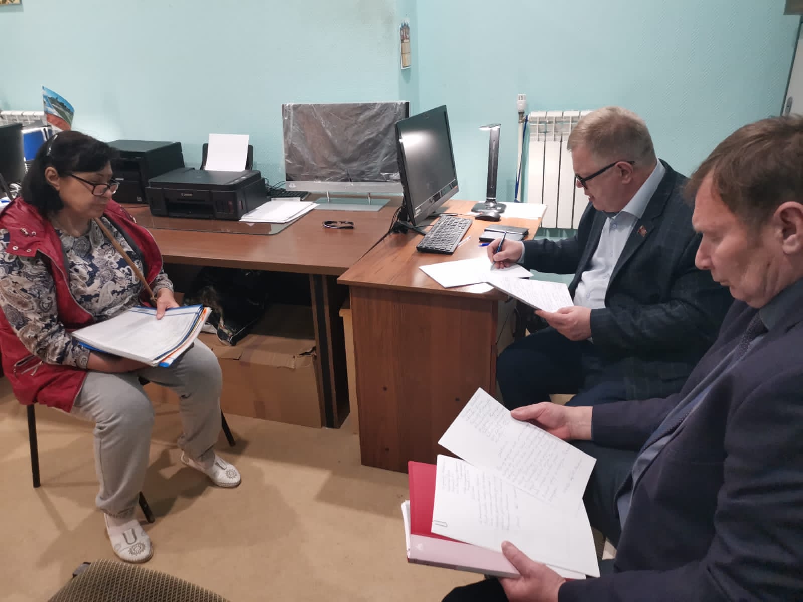 Руководитель фракции КПРФ в Московской областной Думе Александр Наумов провел приём граждан Озёрах