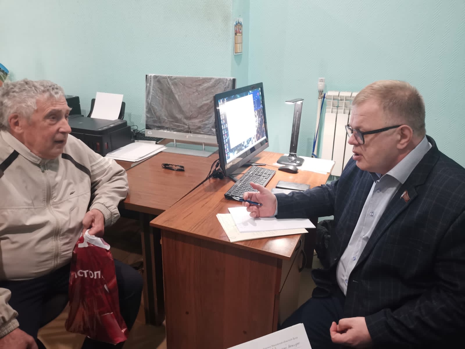 Руководитель фракции КПРФ в Московской областной Думе Александр Наумов провел приём граждан Озёрах