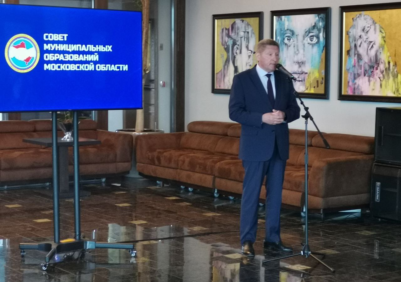Депутаты фракции КПРФ Мособлдумы Александр Наумов и Владимир Барсуков вручили награды победителям конкурса «Лучший специалист в сфере местного самоуправления Московской области»