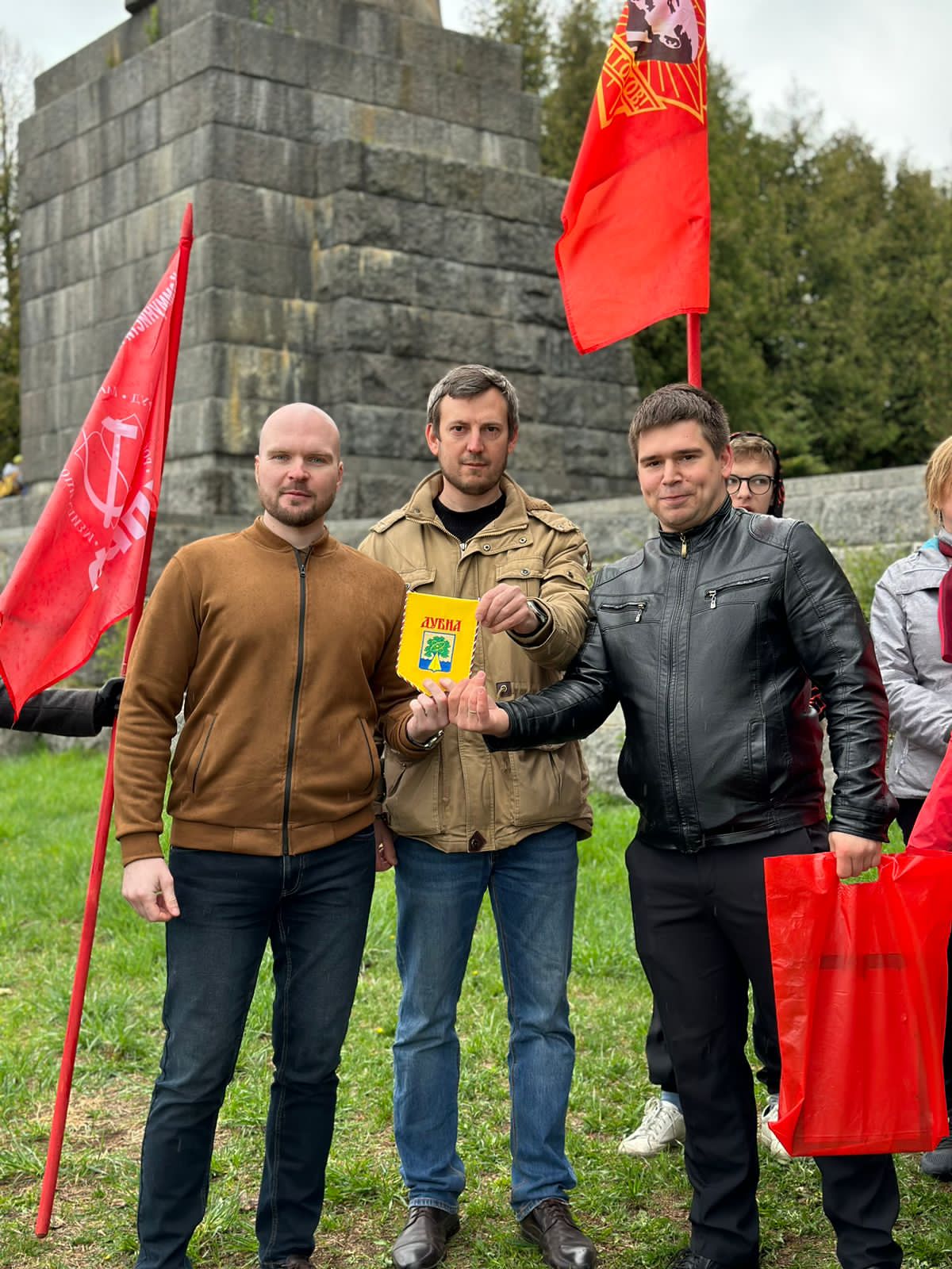 Коммунисты и комсомольцы Подмосковья возложили цветы к памятнику В.И. Ленина в Дубне