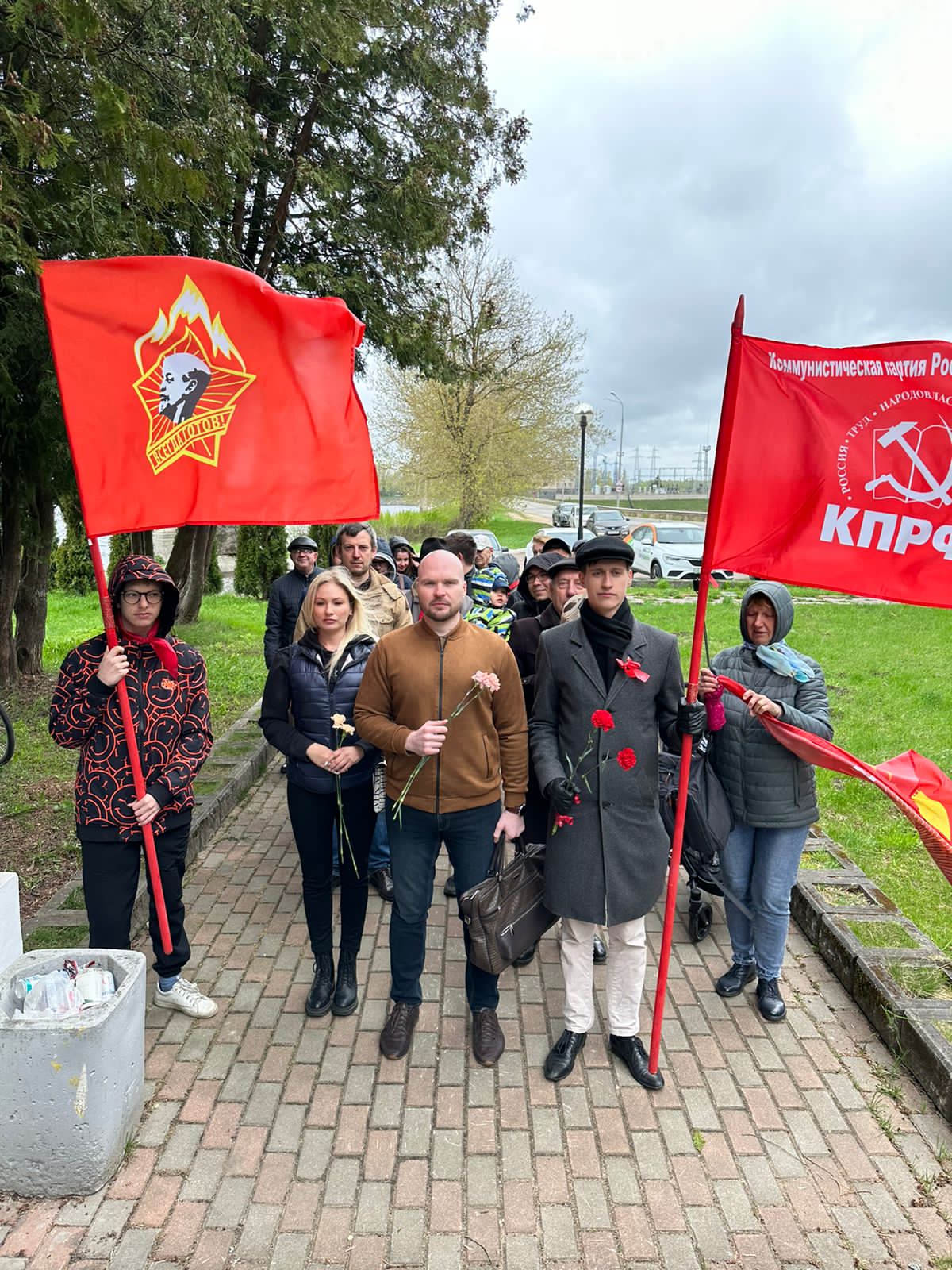 Коммунисты и комсомольцы Подмосковья возложили цветы к памятнику В.И. Ленина в Дубне