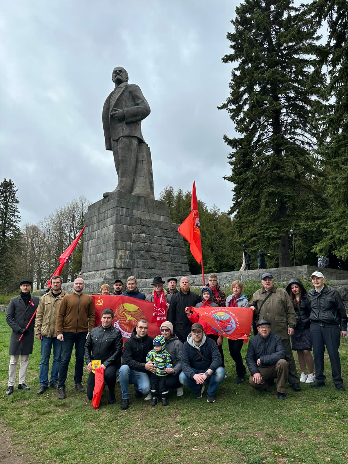 Коммунисты и комсомольцы Подмосковья возложили цветы к памятнику В.И. Ленина в Дубне