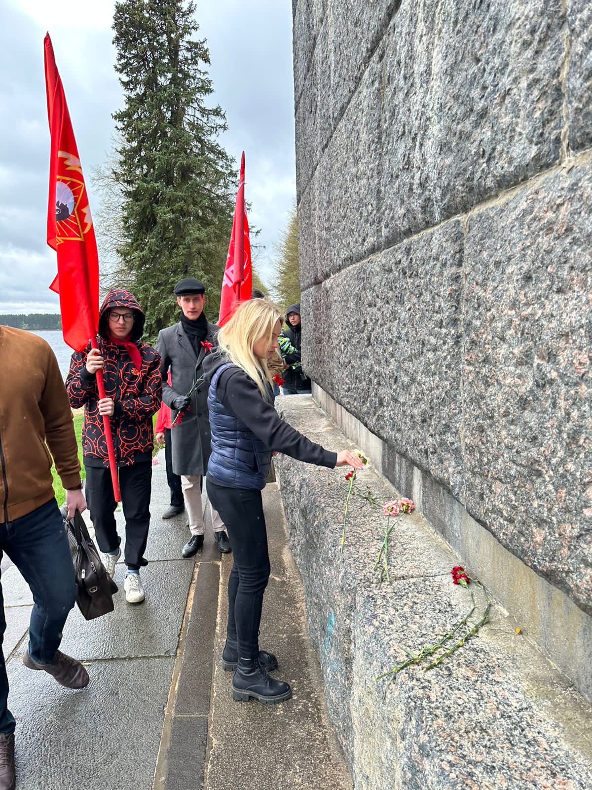 Коммунисты и комсомольцы Подмосковья возложили цветы к памятнику В.И. Ленина в Дубне
