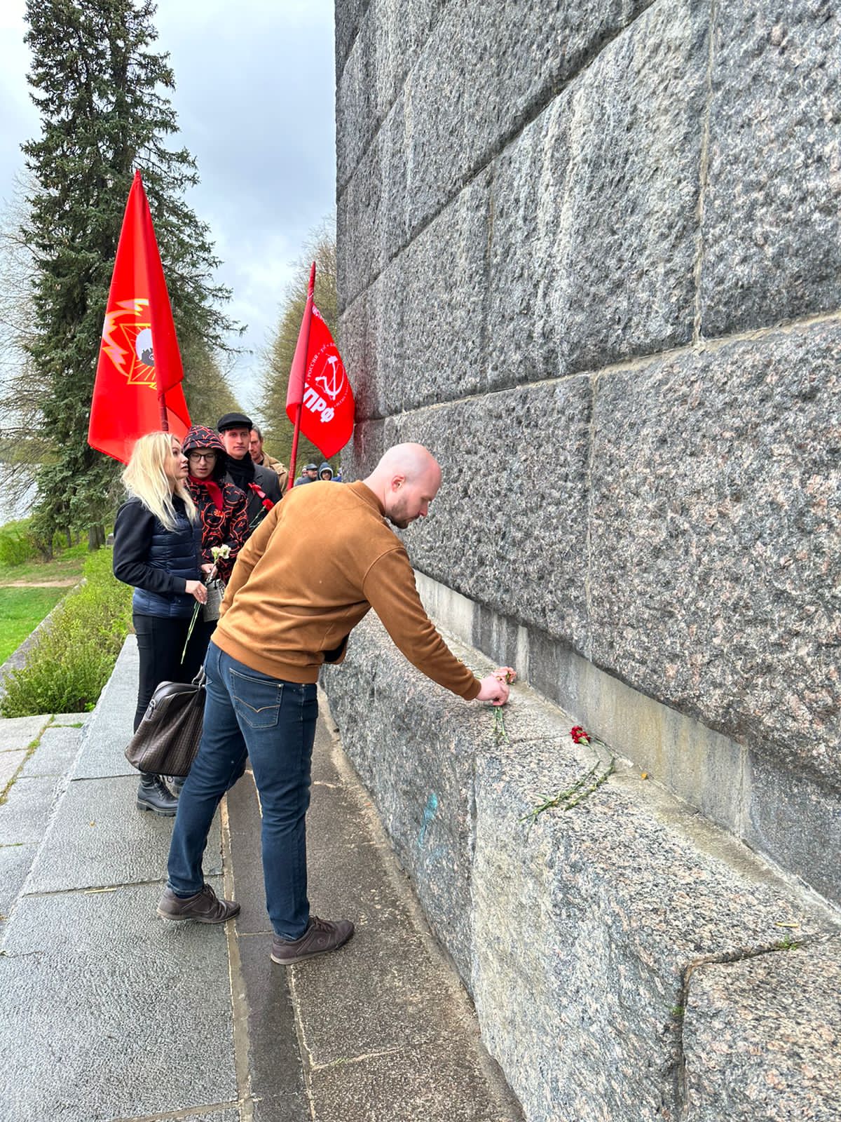 Коммунисты и комсомольцы Подмосковья возложили цветы к памятнику В.И. Ленина в Дубне