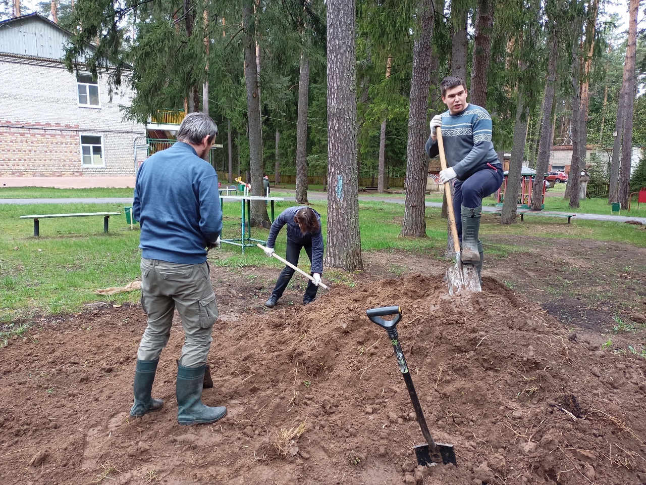 Субботник в детском лагере