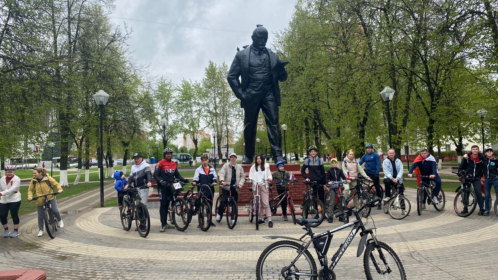 Депутат Мособлдумы Марк Черемисов поддержал первомайский велопробег в Балашихе, который состоялся также в поддержку СВО