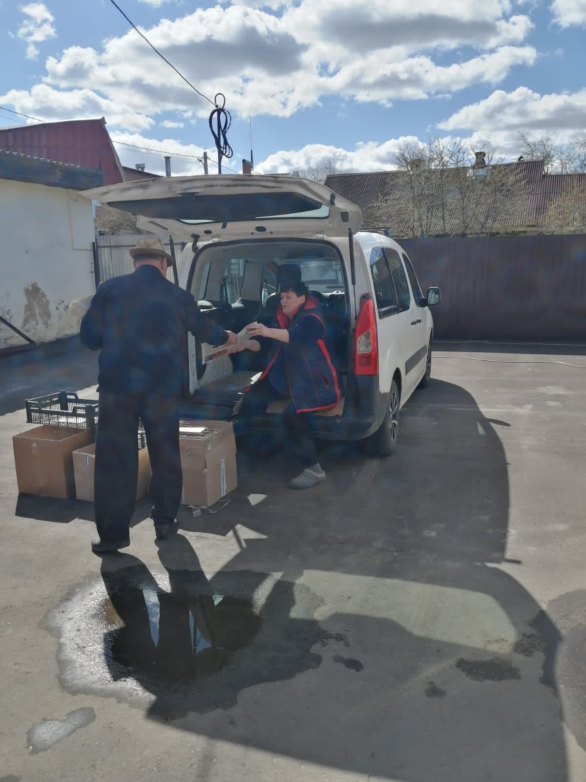 Лотошинские коммунисты распространяют партийную прессу