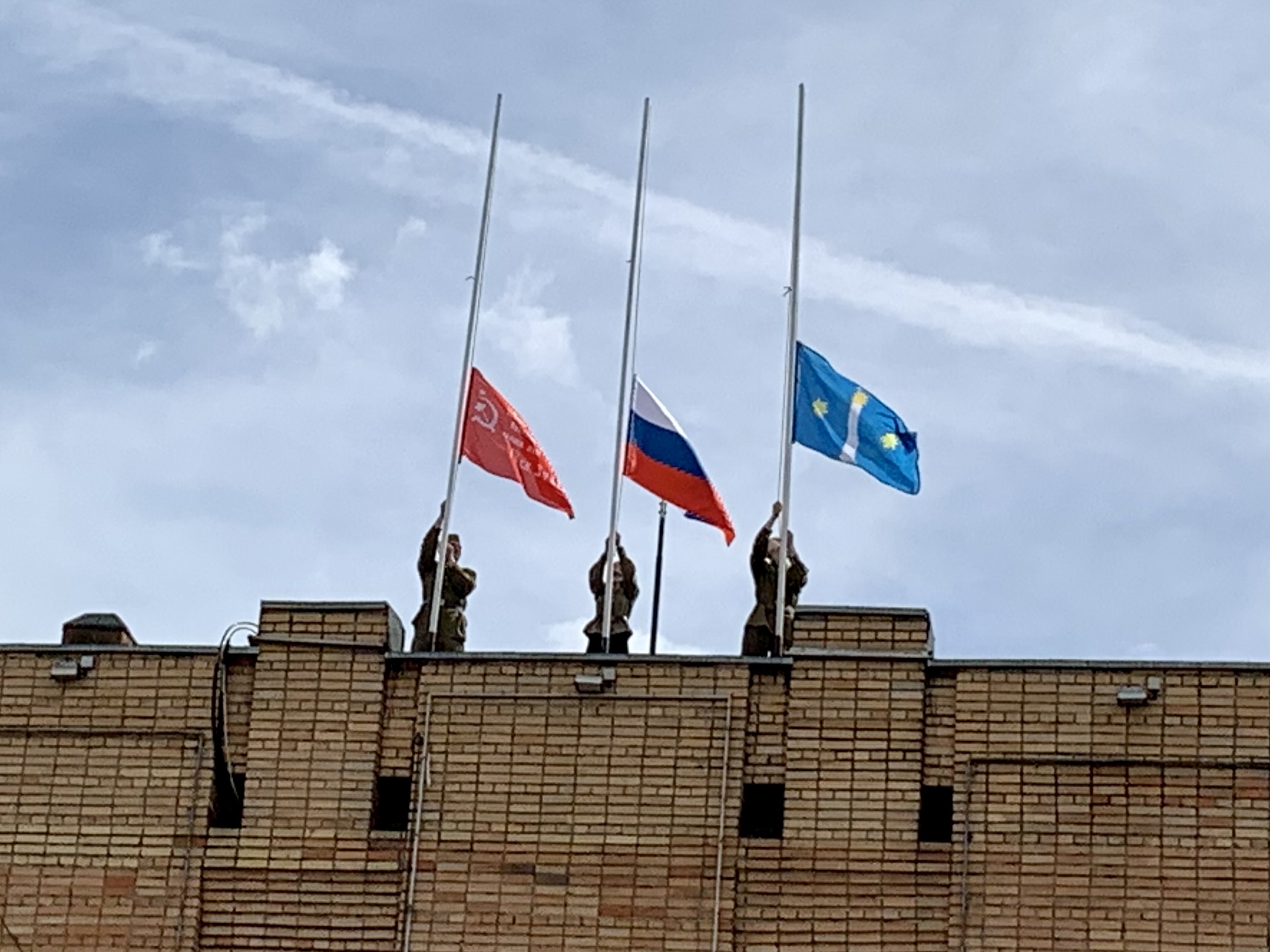 В Озёрах прошла торжественная церемония - поднятие копии Знамени Победы