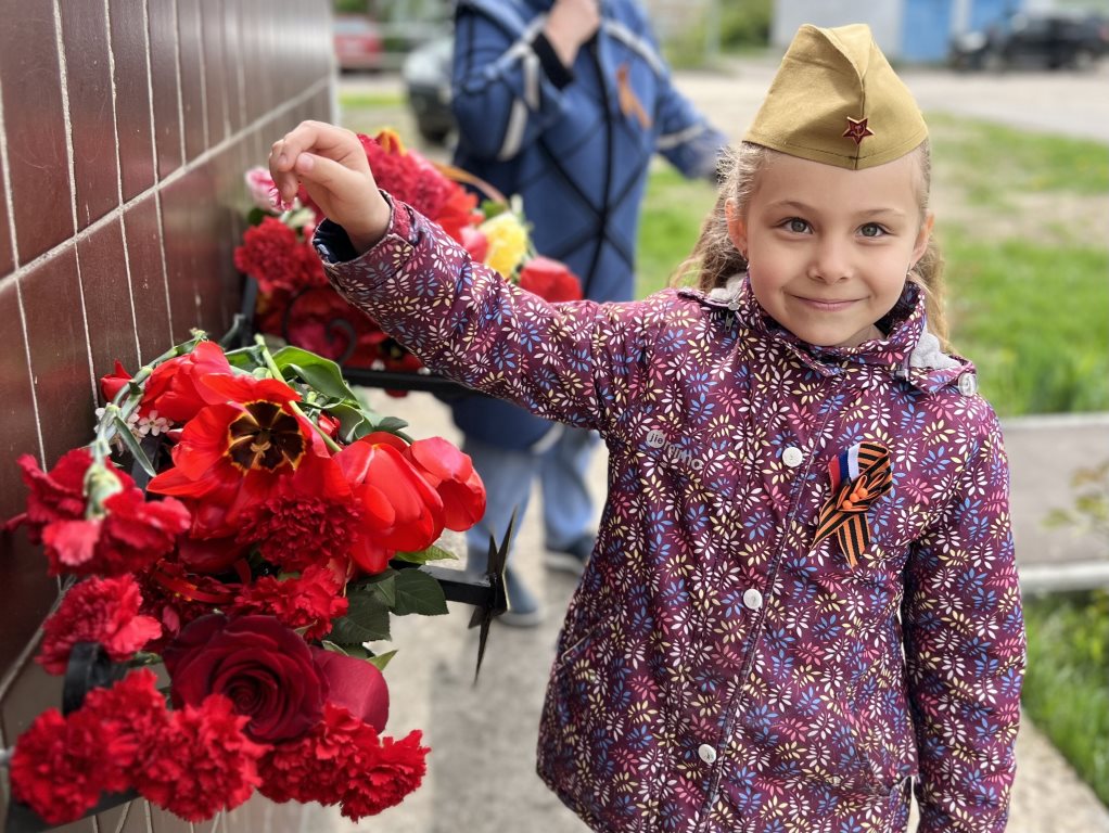 Митинг памяти «Победный май» прошёл у мемориальной доски Герою Советского Союза Сергею Васильевичу Харламову в центральной усадьбе совхоза Озёры