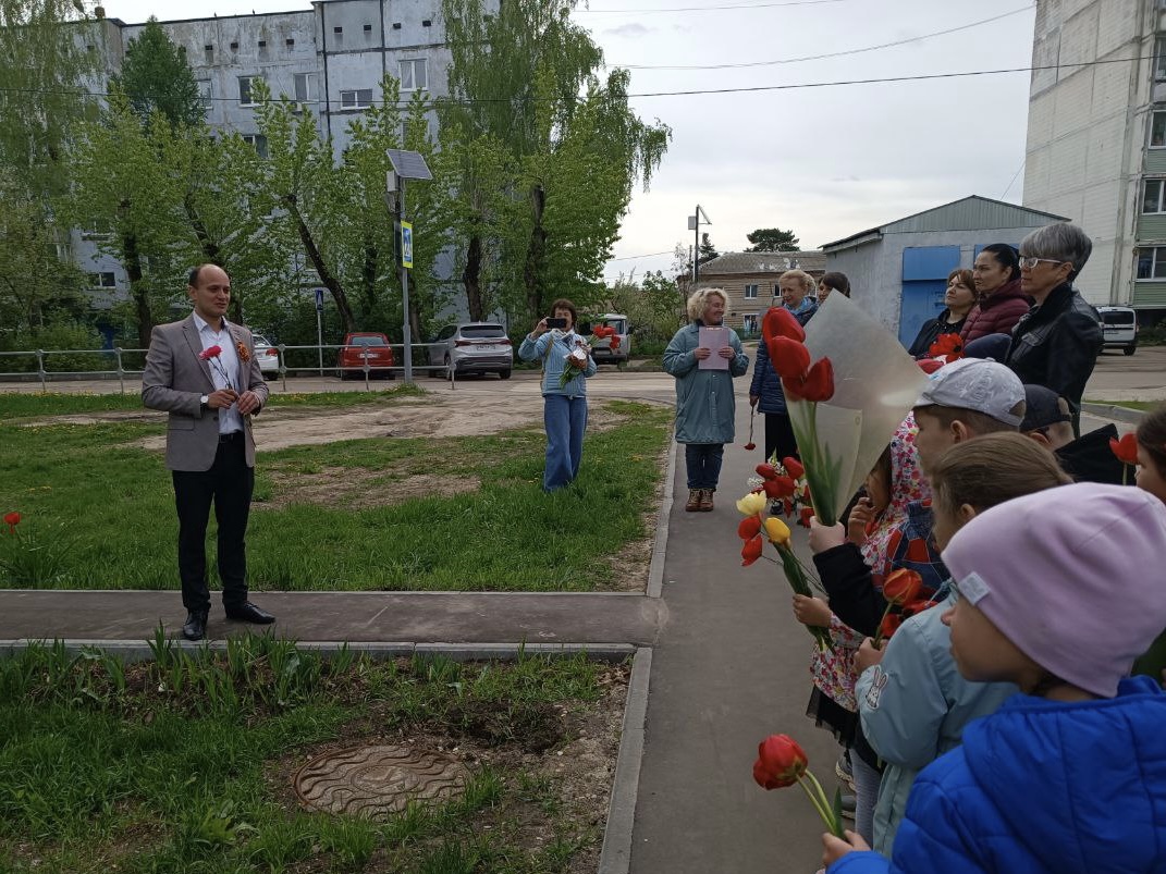 Митинг памяти «Победный май» прошёл у мемориальной доски Герою Советского Союза Сергею Васильевичу Харламову в центральной усадьбе совхоза Озёры