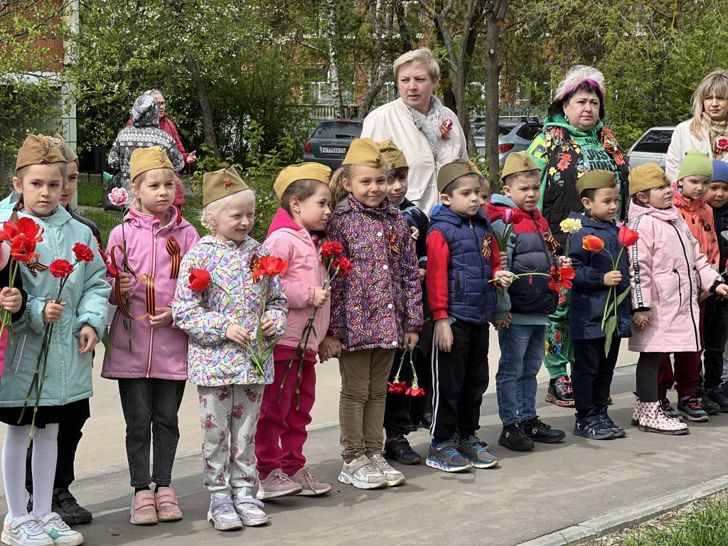 Митинг памяти «Победный май» прошёл у мемориальной доски Герою Советского Союза Сергею Васильевичу Харламову в центральной усадьбе совхоза Озёры
