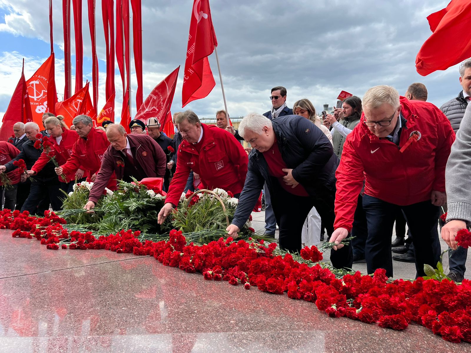 В Москве прошло возложение цветов к Могиле Неизвестного солдата и памятнику Маршалу Г.К. Жукову