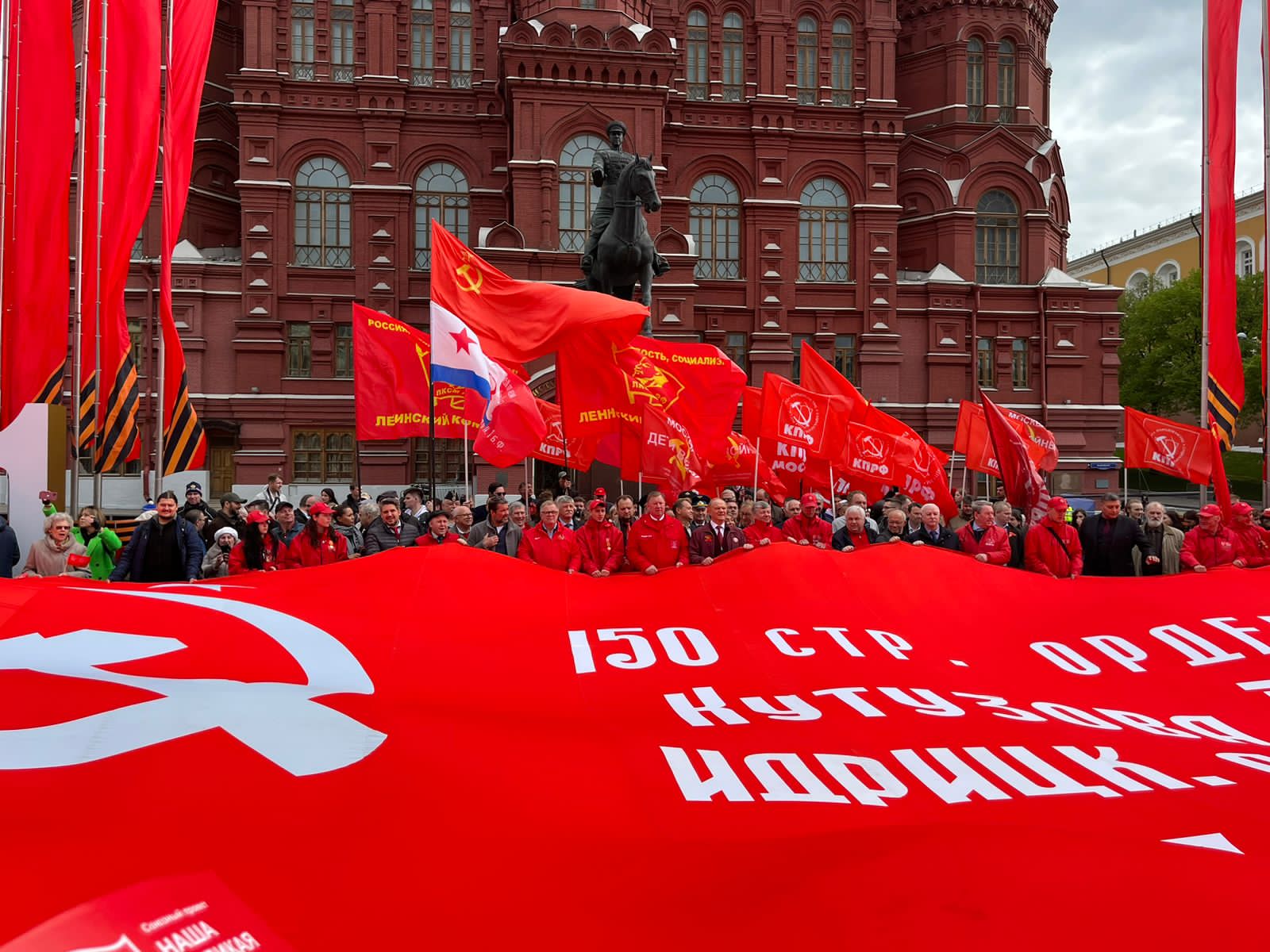 В Москве прошло возложение цветов к Могиле Неизвестного солдата и памятнику Маршалу Г.К. Жукову