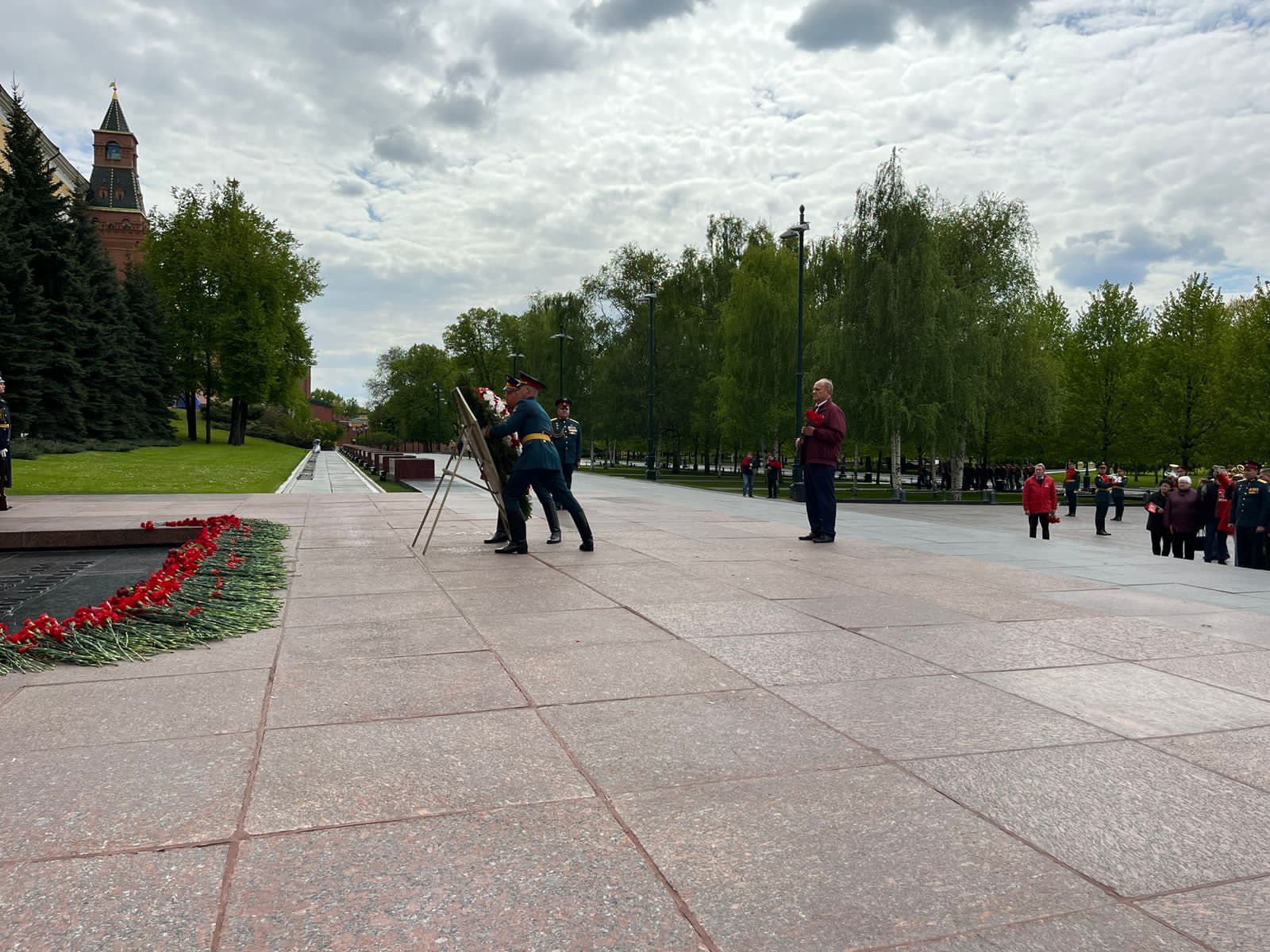 В Москве прошло возложение цветов к Могиле Неизвестного солдата и памятнику Маршалу Г.К. Жукову