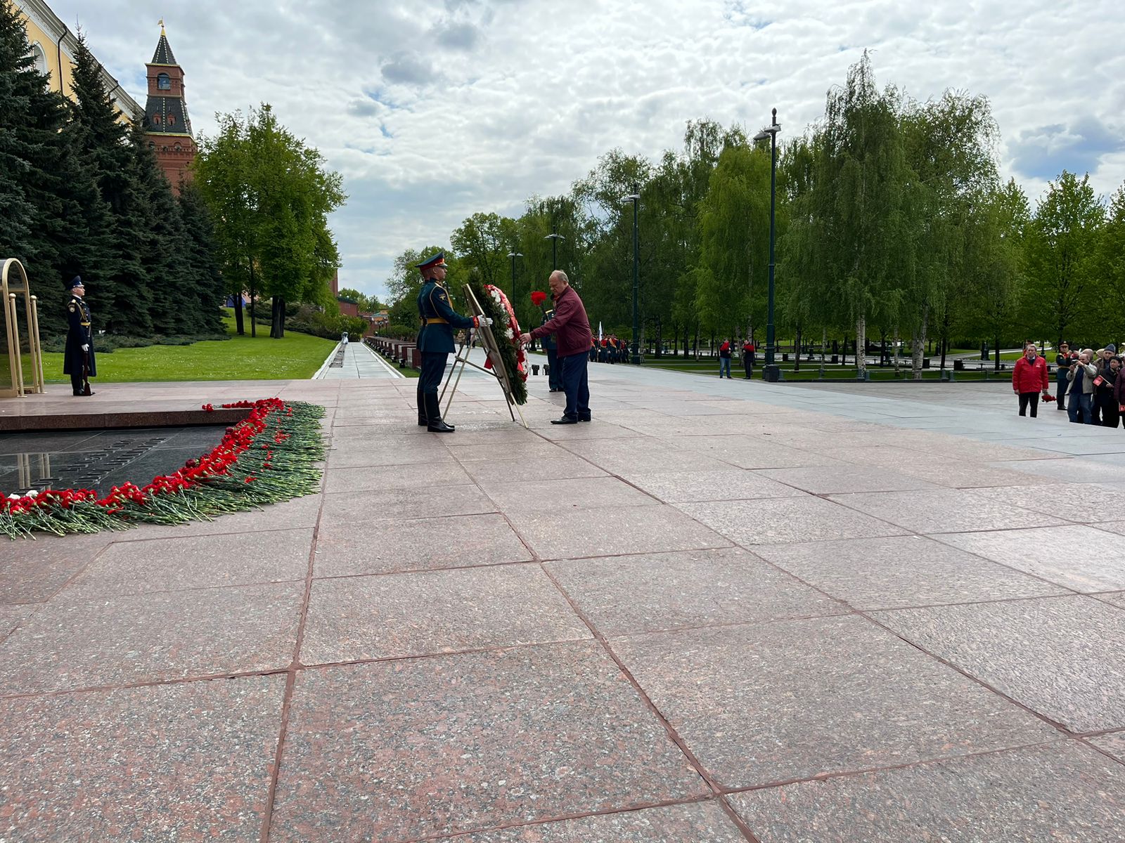 В Москве прошло возложение цветов к Могиле Неизвестного солдата и памятнику Маршалу Г.К. Жукову
