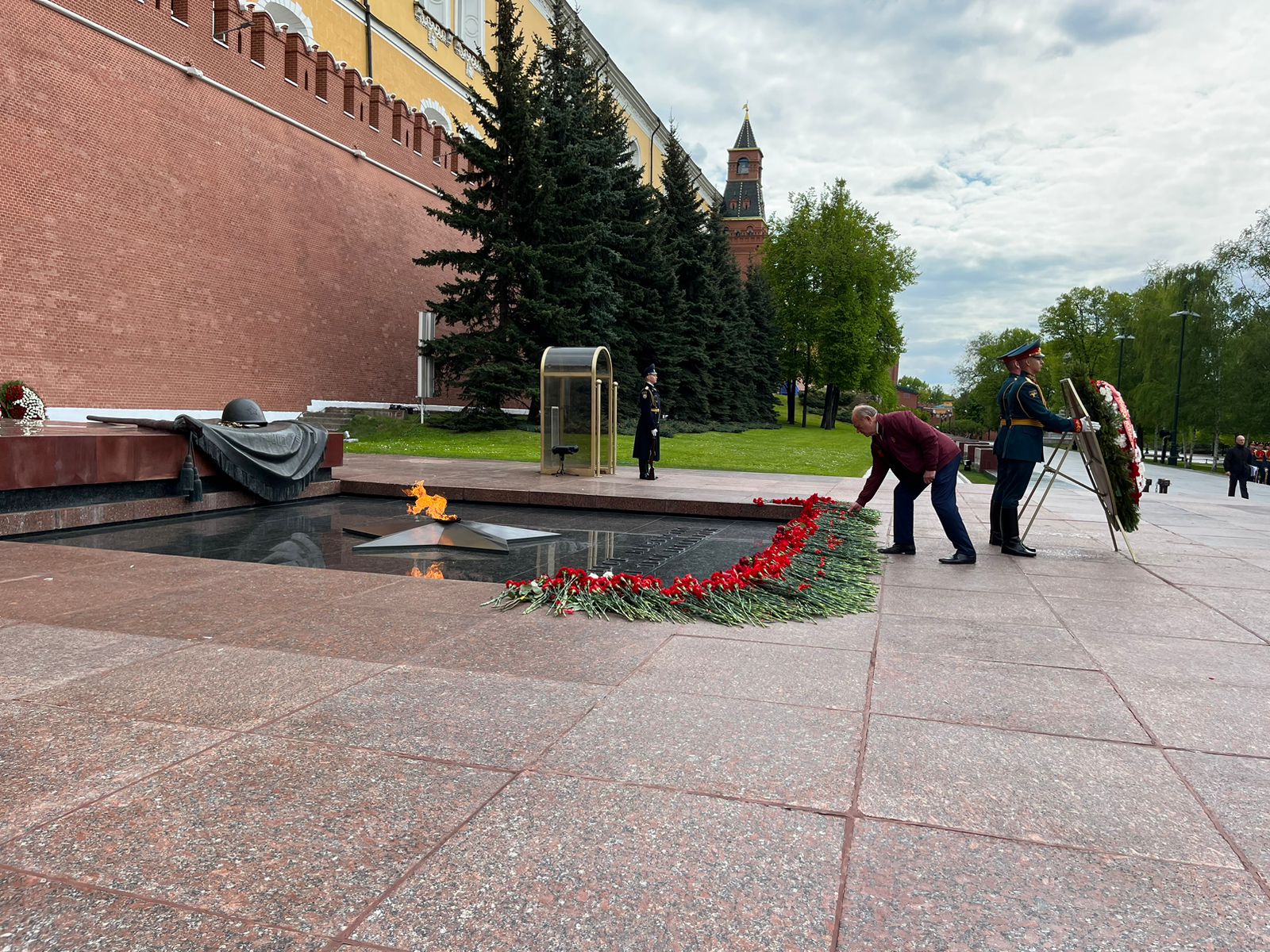 В Москве прошло возложение цветов к Могиле Неизвестного солдата и памятнику Маршалу Г.К. Жукову