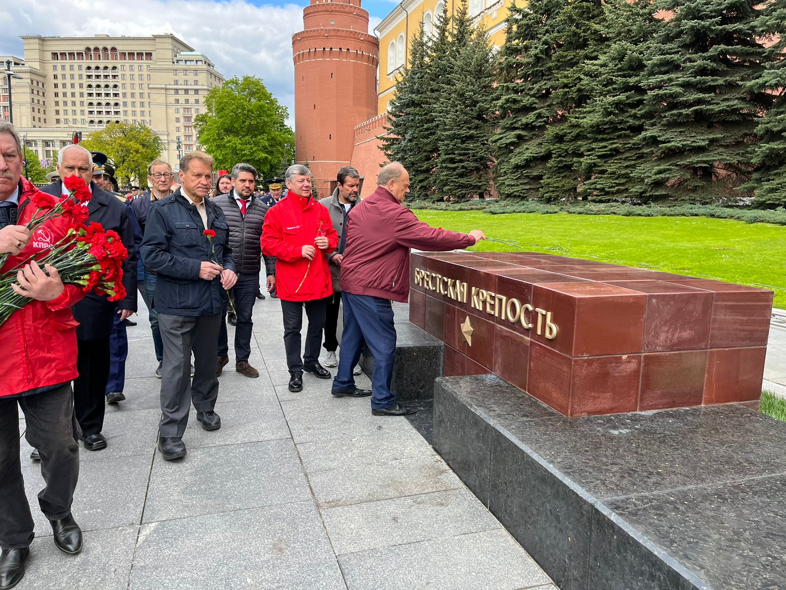 В Москве прошло возложение цветов к Могиле Неизвестного солдата и памятнику Маршалу Г.К. Жукову