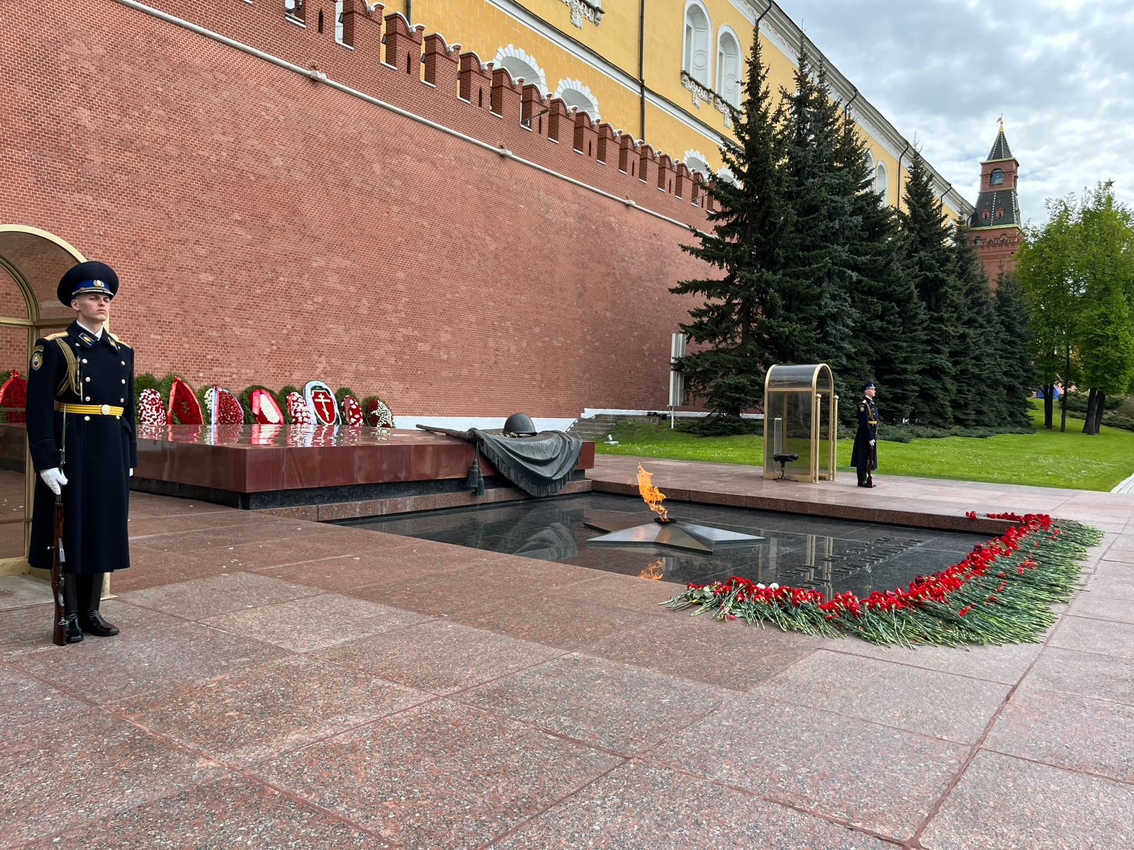 В Москве прошло возложение цветов к Могиле Неизвестного солдата и памятнику Маршалу Г.К. Жукову