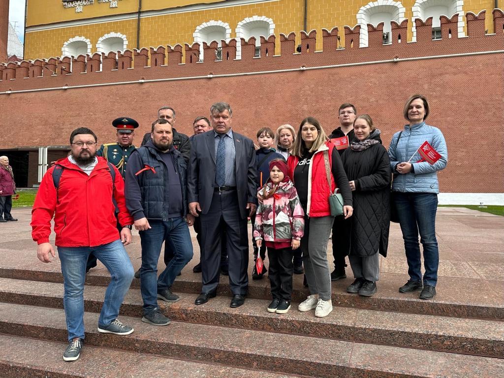 В Москве прошло возложение цветов к Могиле Неизвестного солдата и памятнику Маршалу Г.К. Жукову