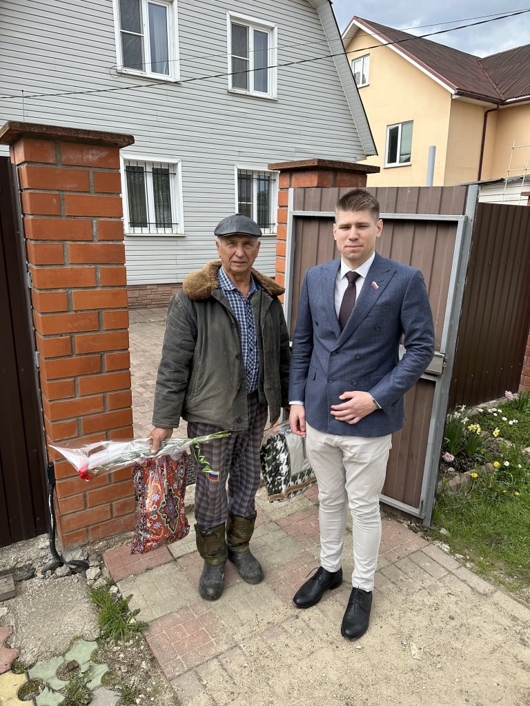 Депутат Лобненского горсовета от КПРФ Даниил Рендаков поздравил ветеранов Лобни с Днём Победы и возложил с Советом пенсионеров цветы к мемориалу «Воинам Лобни»