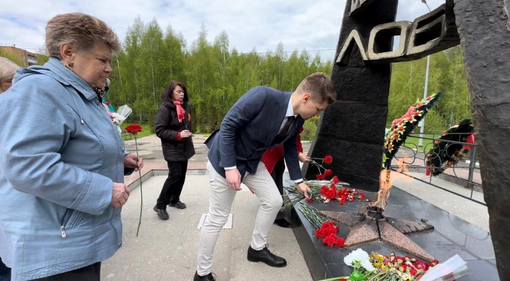 Депутат Лобненского горсовета от КПРФ Даниил Рендаков поздравил ветеранов Лобни с Днём Победы и возложил с Советом пенсионеров цветы к мемориалу «Воинам Лобни»