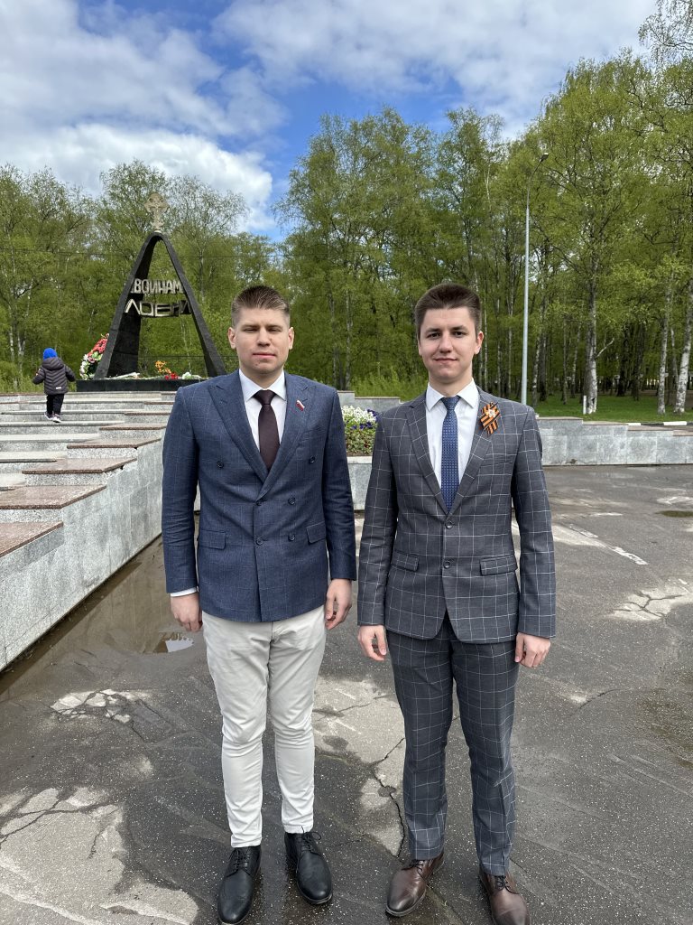 Депутат Лобненского горсовета от КПРФ Даниил Рендаков поздравил ветеранов Лобни с Днём Победы и возложил с Советом пенсионеров цветы к мемориалу «Воинам Лобни»