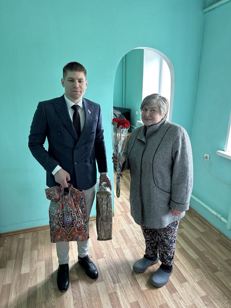 Депутат Лобненского горсовета от КПРФ Даниил Рендаков поздравил ветеранов Лобни с Днём Победы и возложил с Советом пенсионеров цветы к мемориалу «Воинам Лобни»