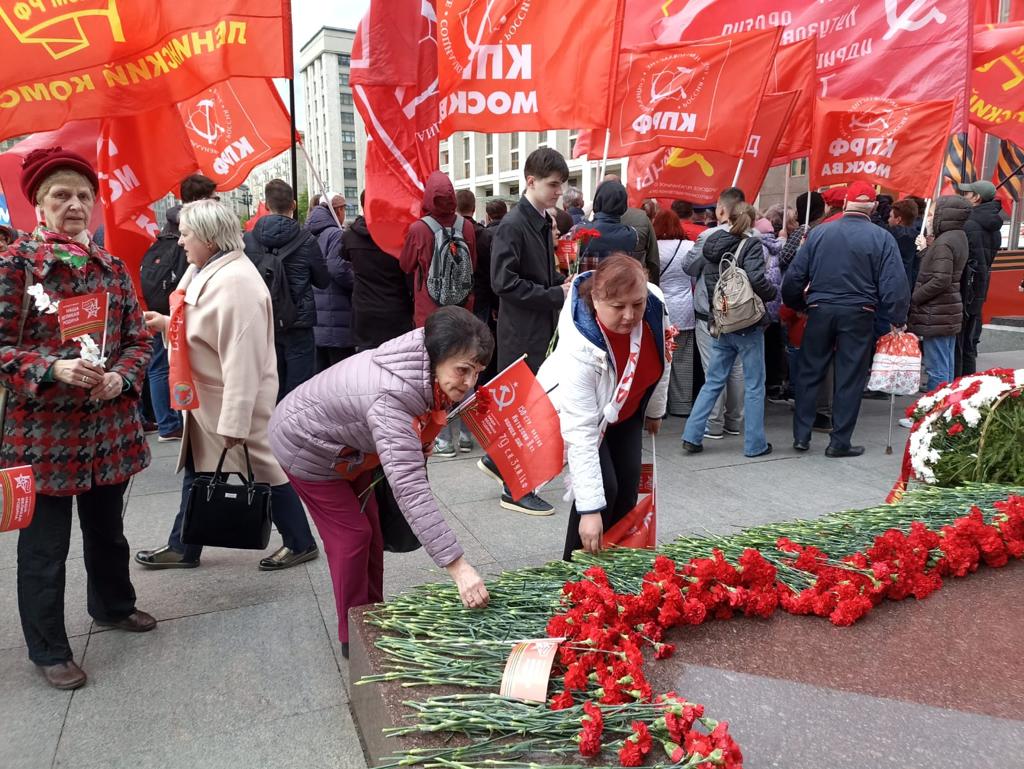 В Москве прошло возложение цветов к Могиле Неизвестного солдата и памятнику Маршалу Г.К. Жукову