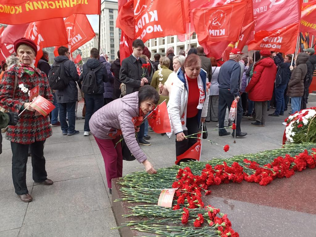 В Москве прошло возложение цветов к Могиле Неизвестного солдата и памятнику Маршалу Г.К. Жукову