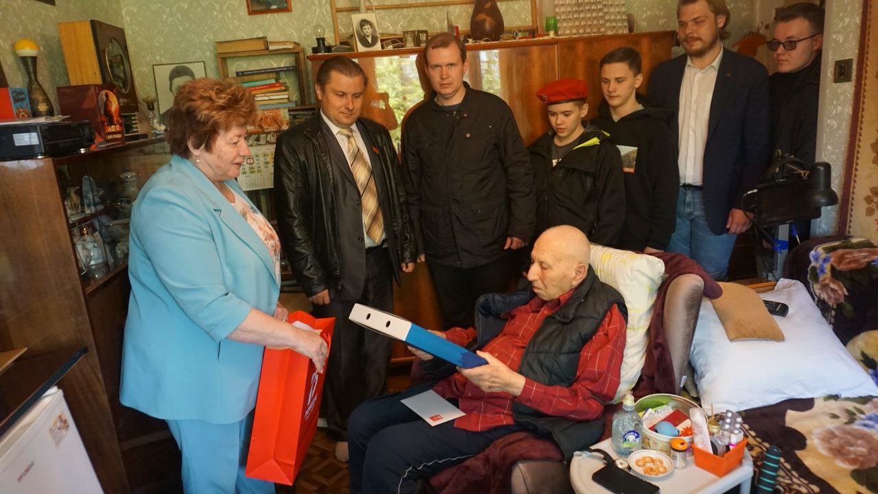Подольские коммунисты поздравили ветеранов