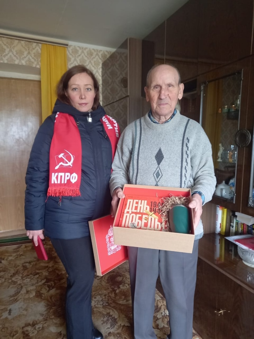 По поручению депутата от КПРФ Елены Мокринской поздравили ветеранов с Днем Победы