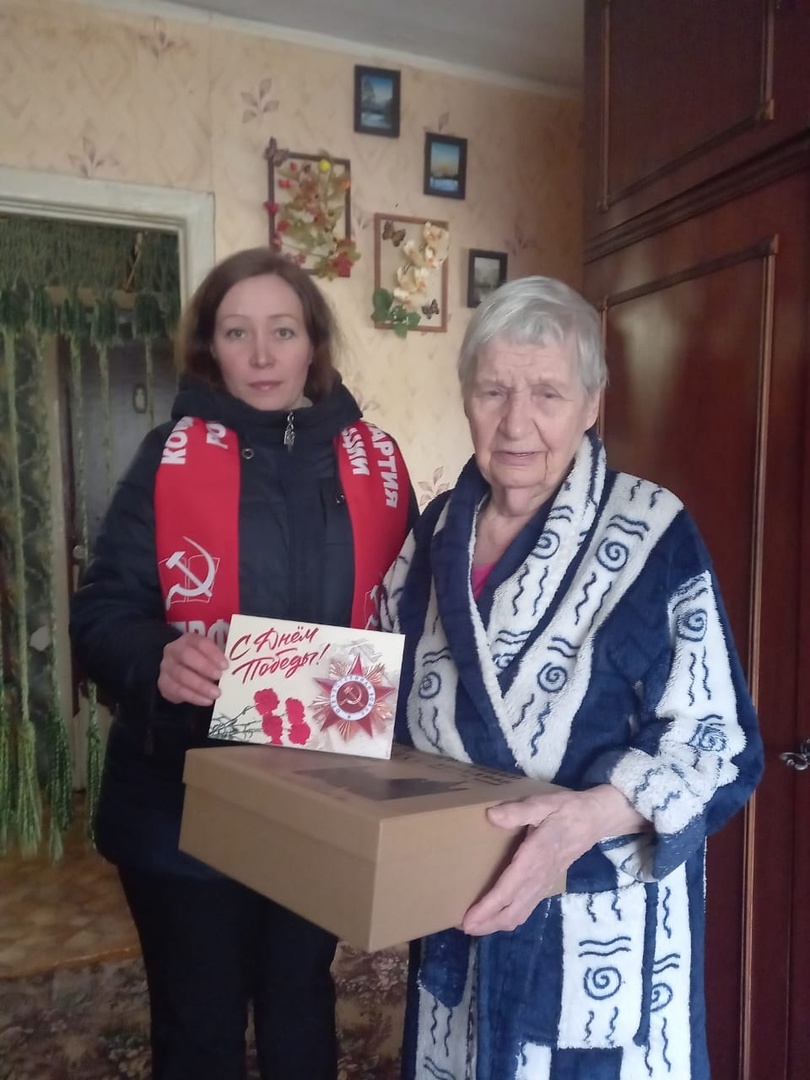 По поручению депутата от КПРФ Елены Мокринской поздравили ветеранов с Днем Победы